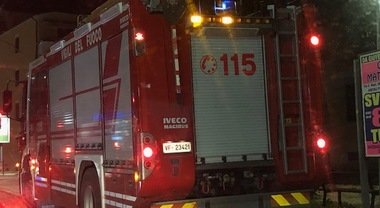 Roma, incendio in un appartamento all’Ostiense: salvata una donna dai vigili del fuoco