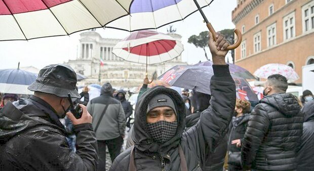 Protesta degli ambulanti: traffico in tilt nel centro storico della Capitale