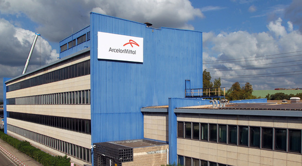 ArcelorMittal annuncia una riduzione dei suoi livelli di produzione ed un rallentamento temporaneo dei suoi piani di investimento