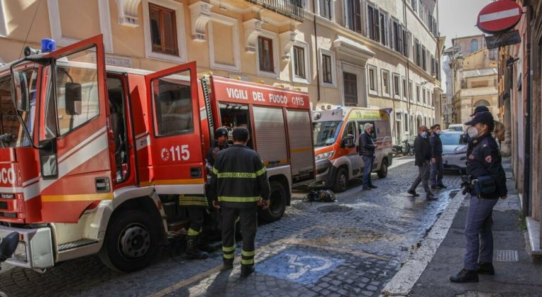 Tragedia a Campo de’ Fiori: incendio in un appartamento, una 66enne si getta dalla finestra è muore. Gravissimo il marito