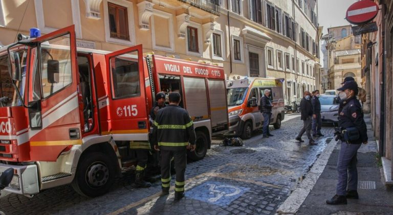 Tragedia a Campo de’ Fiori: incendio in un appartamento, una 66enne si getta dalla finestra è muore. Gravissimo il marito