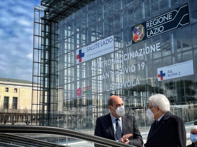 Coronavirus, il presidente Mattarella ha visitato il centro vaccinale allestito alla Nuvola di Fuksas all’Eur