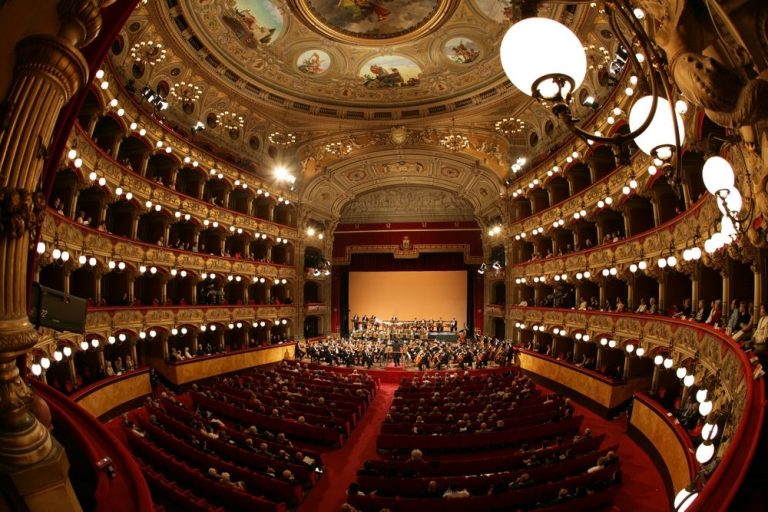 La proposta della sindaca Raggi: “Il teatro Valle sarà intitolata a Franca Valeri”