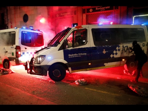 Barcellona: custodia cautelare per sei italiani che avevano dato fuoco ad un furgone della Guardia Urbana