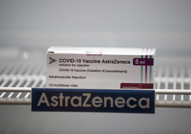 Vaccino, in arrivo oggi le prime 360mila dosi di AstraZeneca e Moderna