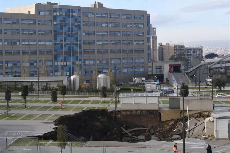 Napoli, una donna di 54 anni ricoverata in gravi condizioni dopo la somministrazione del vaccino AstraZeneca