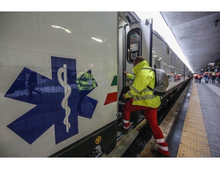 Un treno sanitario equipaggiato per la cura e il trasporto dei pazienti durante emergenze o calamità e il polo delle vaccinazioni anti-Covid nell’hub ferroviario di Roma Termini