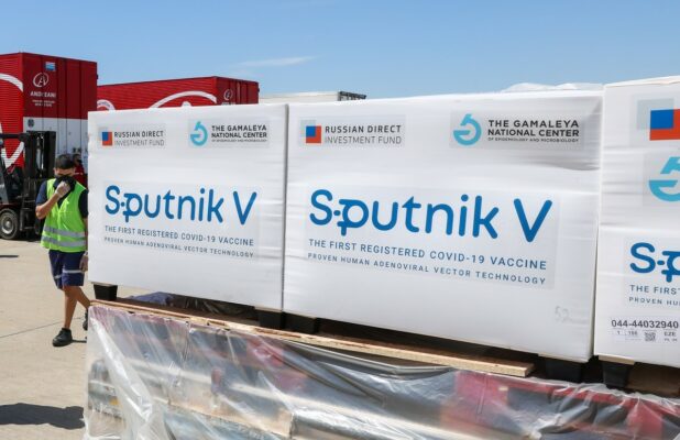 Vaccini, parla il viceministro Sileri: Nell’immediatolo Sputnik V non può sostituire AstraZeneca perché serve l’autorizzazione dell’Ema, la quale arriverà non prima di cinque-otto settimane”.