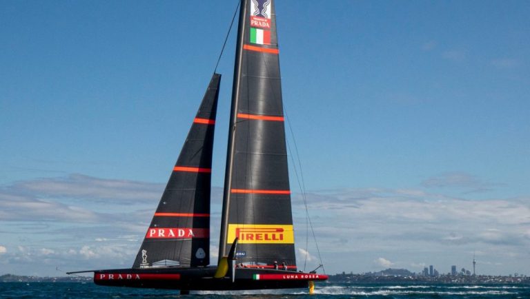 Coppa America, ka barca italiana Luna Rossa ha vinto la seconda regata della finale