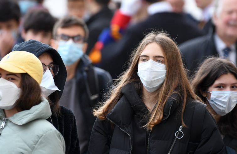 Coronavirus, report dell’Istat: il 92% degli italiani indossa la mascherina all’aperto