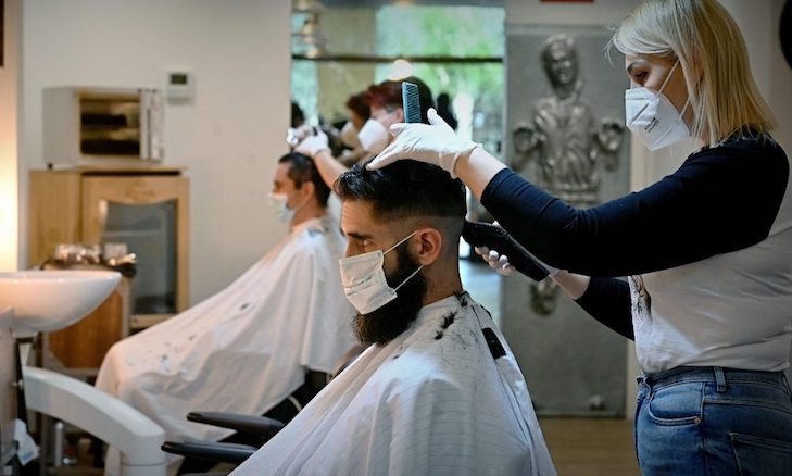 Lazio zona rossa da lunedì: boom di prenotazioni per parrucchieri ed estetisti