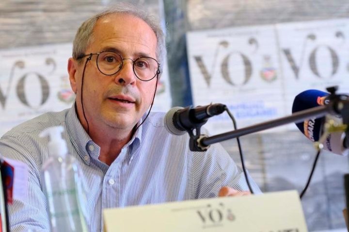 Covid, parla il virologo Crisanti: “L’obbligo del vaccino è necessario a causa delle varianti”