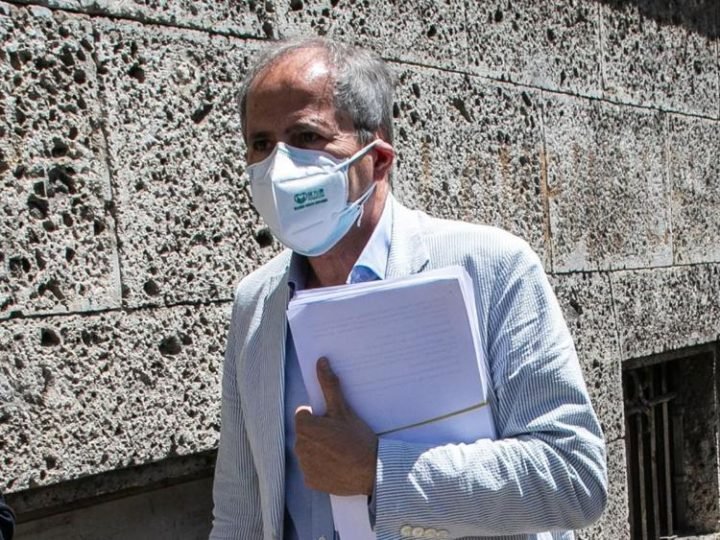 Stop ai vaccini, l’ira del professor Crisanti: “Sono state decisioni politiche prese senza alcuna consultazione o supporto con i tecnici”