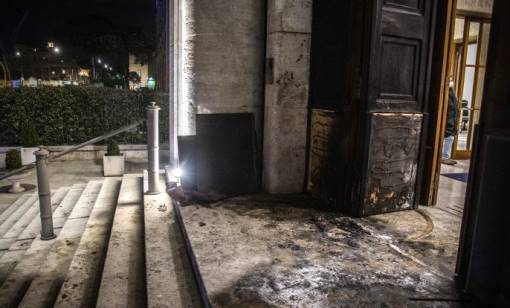 Incendiato il portone d’ingresso dell’Istituto Superiore di Sanità a Roma