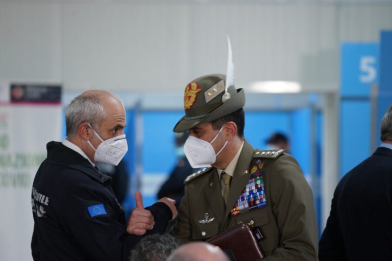 Coronavirus, oggi il generale Figliuolo e Curcio (Protezione Civile) si vaccinano con AstraZeneca alla Cecchignola