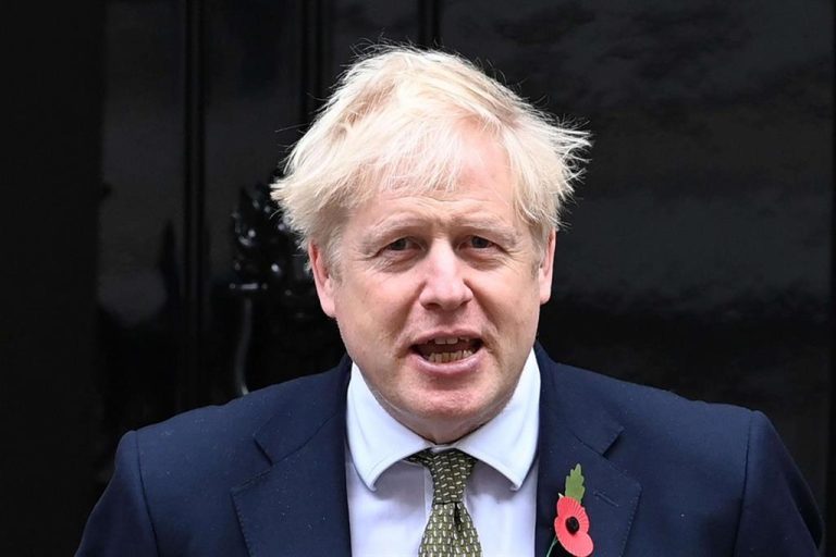 Guerra in Ucraina, parla il premier britannico Johnson: “Più dure sono le sanzioni, prima la crisi finirà”