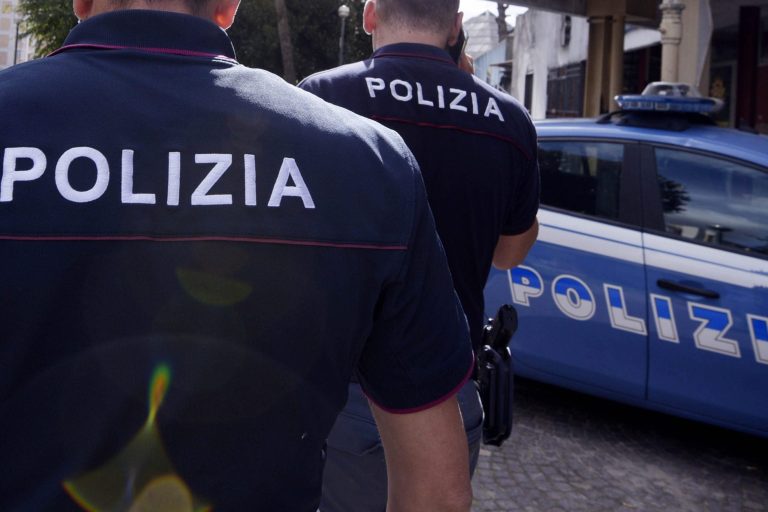 Tragedia sfiorata a Monte Mario: durante una lite un uomo ha minacciato di uccidere la moglie. L’intervento della polizia evita il peggio