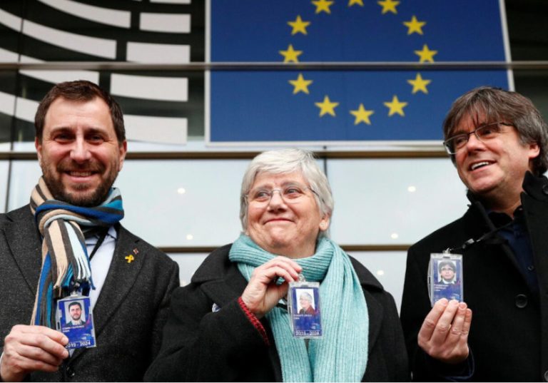 Il Parlamento europeo ha revocato l’immunità ai tre eurodeputati catalani: Carles Puigdemont, Clara Ponsati e Toni Comin