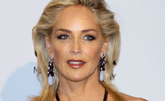 Hollywood, parla la diva Sharon Stone: “Nel 1993 un produttore mi disse di fare sesso sul set. Gli risposi che io faccio solo l’attrice”