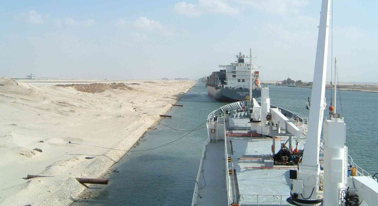 Canale di Suez, completato il dragaggio del portacontainer che da martedì blocca la navigazione
