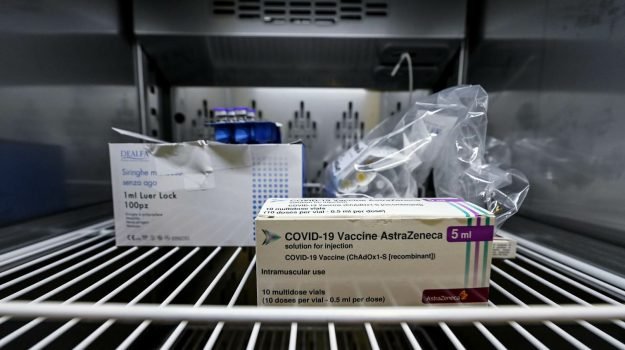Coronavirus, l’annuncio del generale Figliuolo: “Tra oggi e domani arriveranno oltre 1,3 milioni di dosi di Astrazeneca”