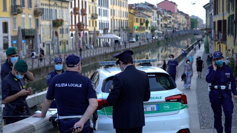 Milano, festa abusiva sui Navigli: multati 14 ragazzi