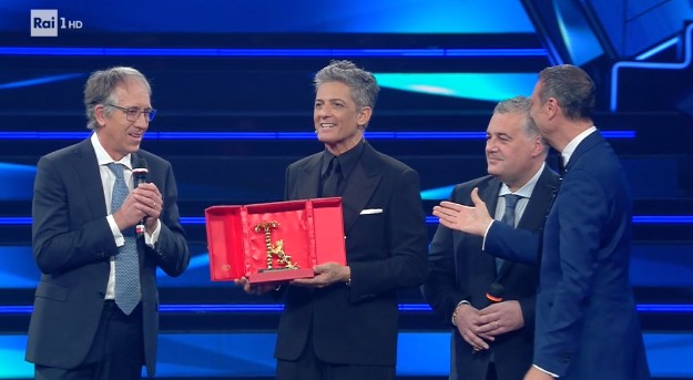 Sanremo, un commosso Fiorello vince il Premio Città di Sanremo