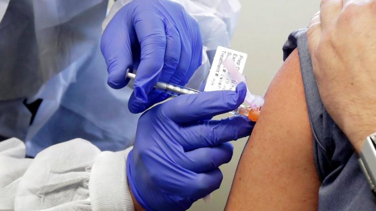 Vaccinazioni, nuova fase nel Lazio: al via le prenotazioni per i nati nel 1968 e 1969