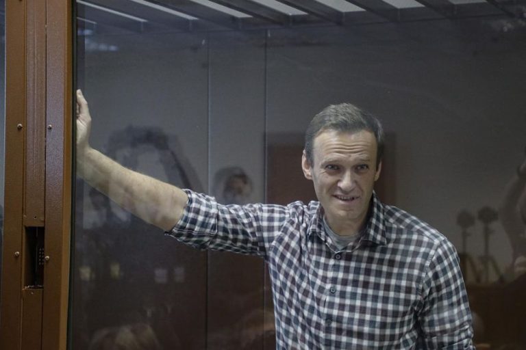 Russia, la procura di Mosca ha chiesto 13 anni di carcere per l’oppositore Alexei Navalny
