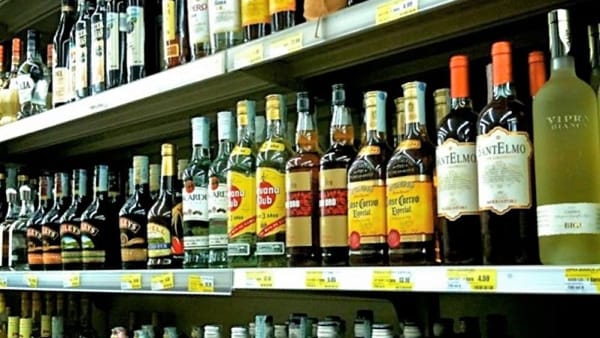 Coronavirus, nella Capitale scatta il divieto di vendita di alcolici nei minimarket dopo le 18