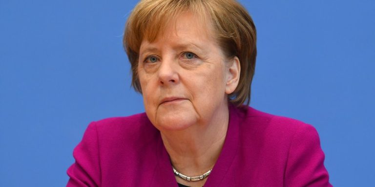 Guerra in Ucraina, l’ex cancelliera Merkel conferma anche oggi il suo no all’ingresso di Kiev nella Nato nel 2008