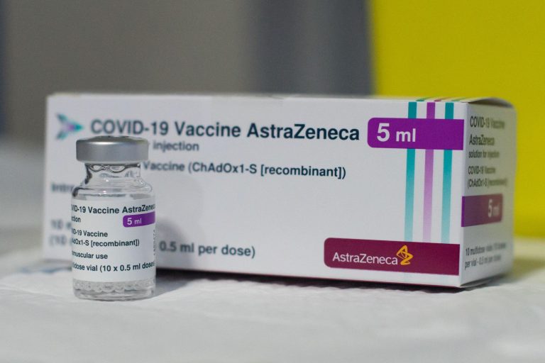 Coronavirus, in Francia il vaccino AstraZeneca solo per gli over 55