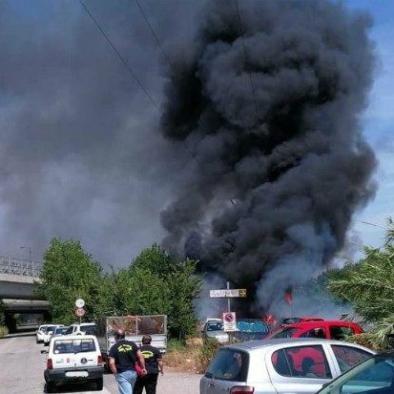 Quartiere Trieste: nuvola di fumo per l’incendio di un’auto