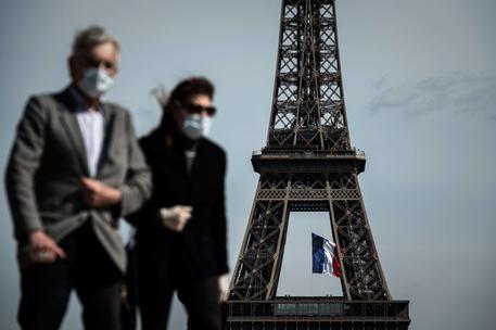 Francia, nuove restrizioni anti Covid nella zona di Parigi