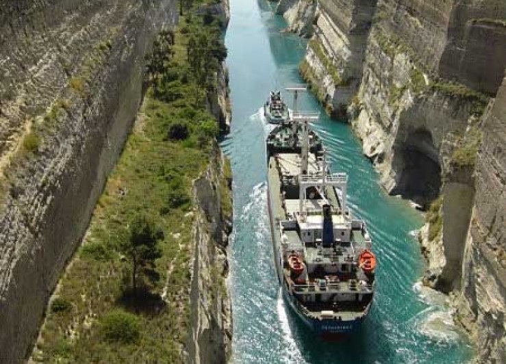 Canale di Suez: le prime 37 navi hanno attraversato le stretto. Altre 136 imbarcazioni attendono il transito