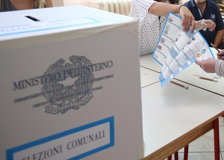 Amministrative, oggi e domani 12 milioni di italiani al voto: sfide cruciali a Roma, Milano, Napoli e Torino