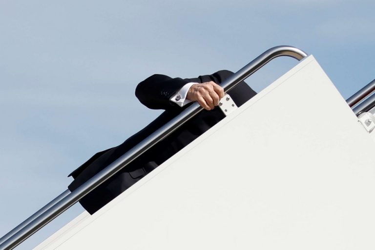 Usa, dopo gli auguri di buona saluti di Putin, il presidente Biden inciampa tre volte sulla scaletta dell’Air Force One