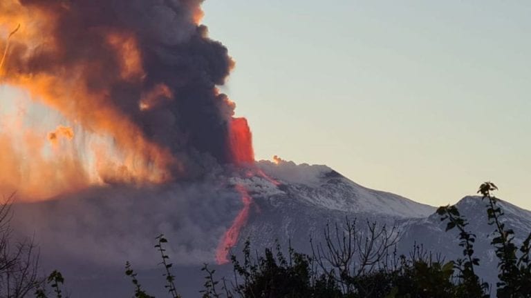 Etna, ancora forte attività del vulcano nel cratere di Sud-Est
