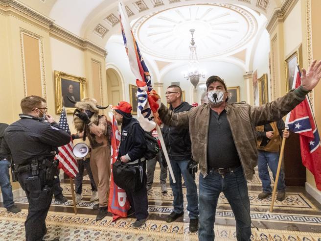 Usa, due agenti in servizio lo scorso 6 gennaio al Campidoglio hanno denunciato l’ex presidente Donald Trump