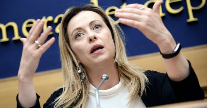 Giorgia Meloni ‘bacchetta’ l’esecutivo: “Il Governo continua a navigare a vista e impedisce agli operatori di avere prospettive e programmare la stagione estiva”