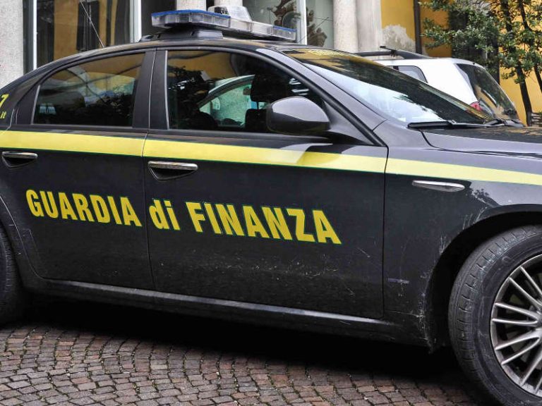 Roma, la Finanza sequestrata 40mila paia di scarpe contraffatte