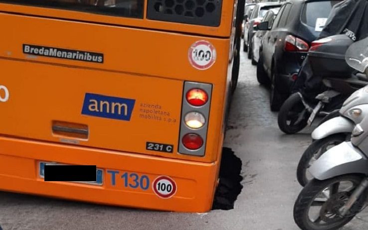 Napoli, un autobus bloccato in una voragine: nessun ferito