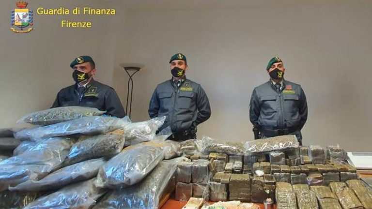Fiesole (Firenze), scoperti in un appartamento 135 chili di droga: arrestato un 38enne