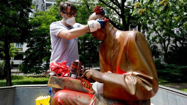 Milano, E’ stata di nuovo imbrattata la statua di Indro Montanelli nei giardini a lui dedicati a Porta Venezia