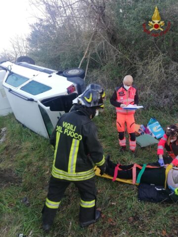 Civitavecchia: si ribalta sulla Braccianese-Claudia, salvata dai Vigili del Fuoco