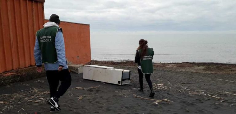 Ladispoli: frigo abbandonato sulla spiaggia di Marina di San Nicola