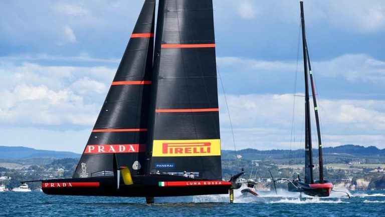 Coppa America, non c’è vento, sfida rinviata a domani tra Luna Rossa e Nuova Zelanda