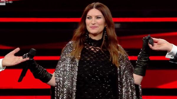 Sanremo, finalmente un po’ di emozioni con Laura Pausini fresca vincitrice del Golden Globe