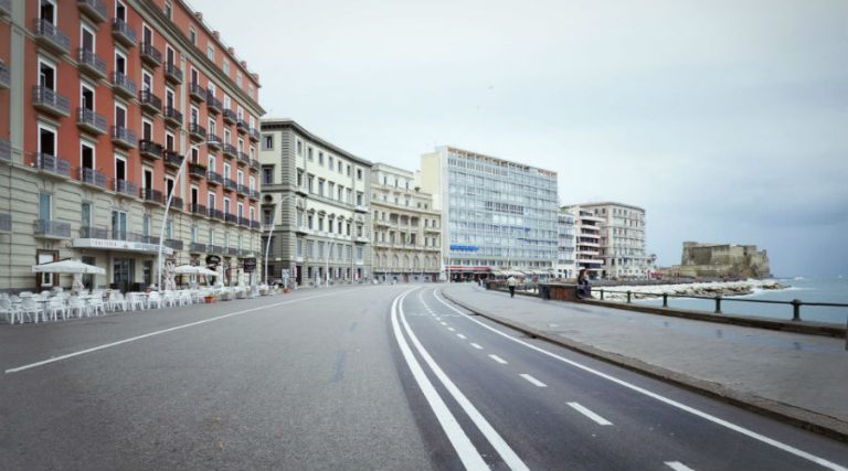 Coronavirus, il lungomare di Napoli deserto nel primo giorno di zona rossa