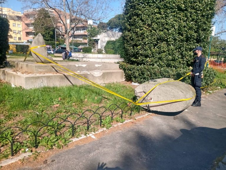 Danneggiato il monumento alla memoria di Walter Rossi, il militante di Lotta Continua ucciso nel 1977